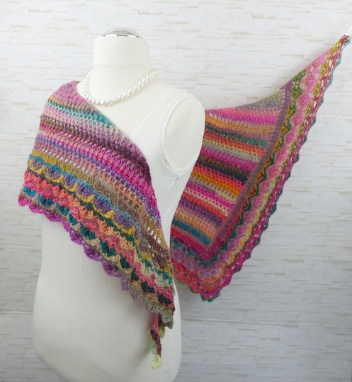 Crochet pattern DragonTreedy - a dragon tail as a triangular scarf