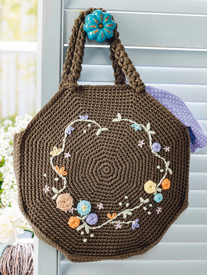 Olivgrüne Häkeltasche mit aufgestickten bunten Blütenranken