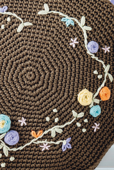 Olivgrüne Häkeltasche mit aufgestickten bunten Blütenranken