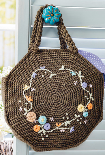 Olivgrüne Häkeltasche mit aufgestickten bunten Blütenranken