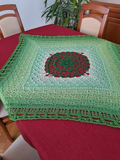 "Herzdame" - Häkelanleitung für eine romantische Tischdecke