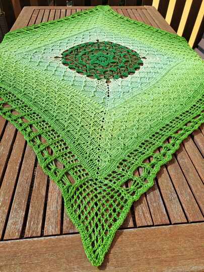 "Herzdame" - Häkelanleitung für eine romantische Tischdecke