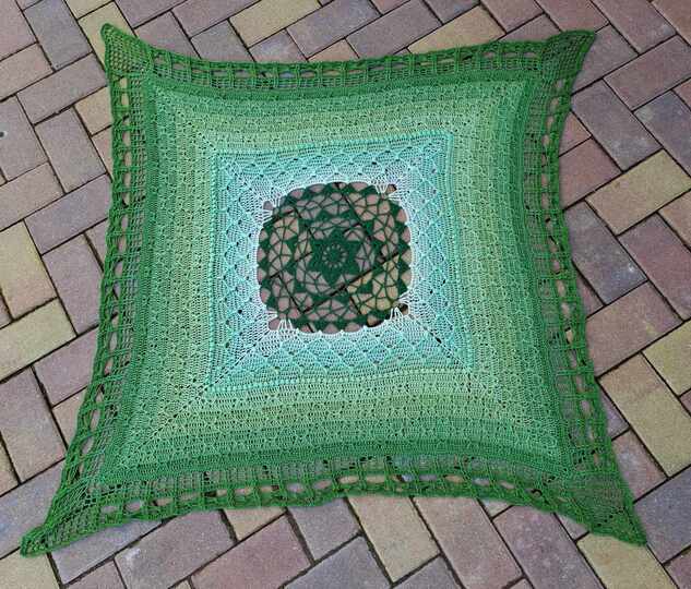 "Herzdame" - Häkelanleitung für eine romantische Tischdecke