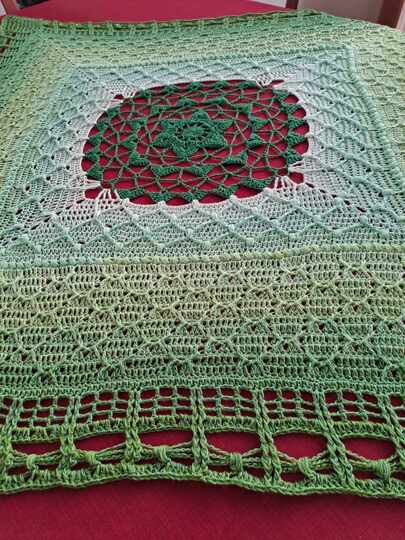 "Herzdame" - Häkelanleitung für eine romantische Tischdecke