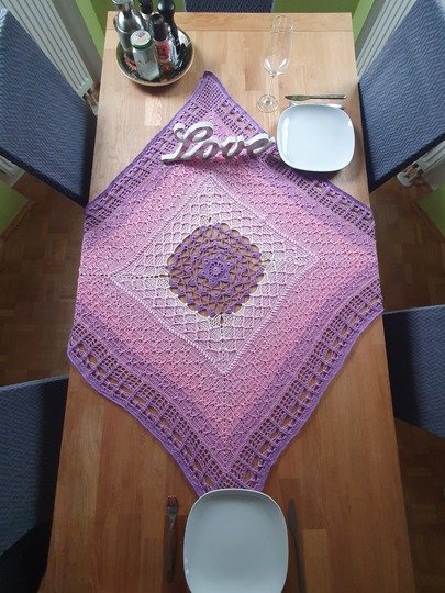 "Herzdame" - Häkelanleitung für eine romantische Tischdecke