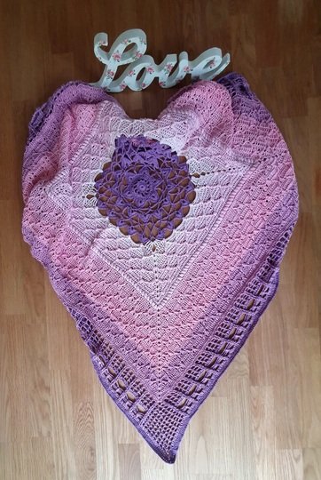 "Herzdame" - Häkelanleitung für eine romantische Tischdecke