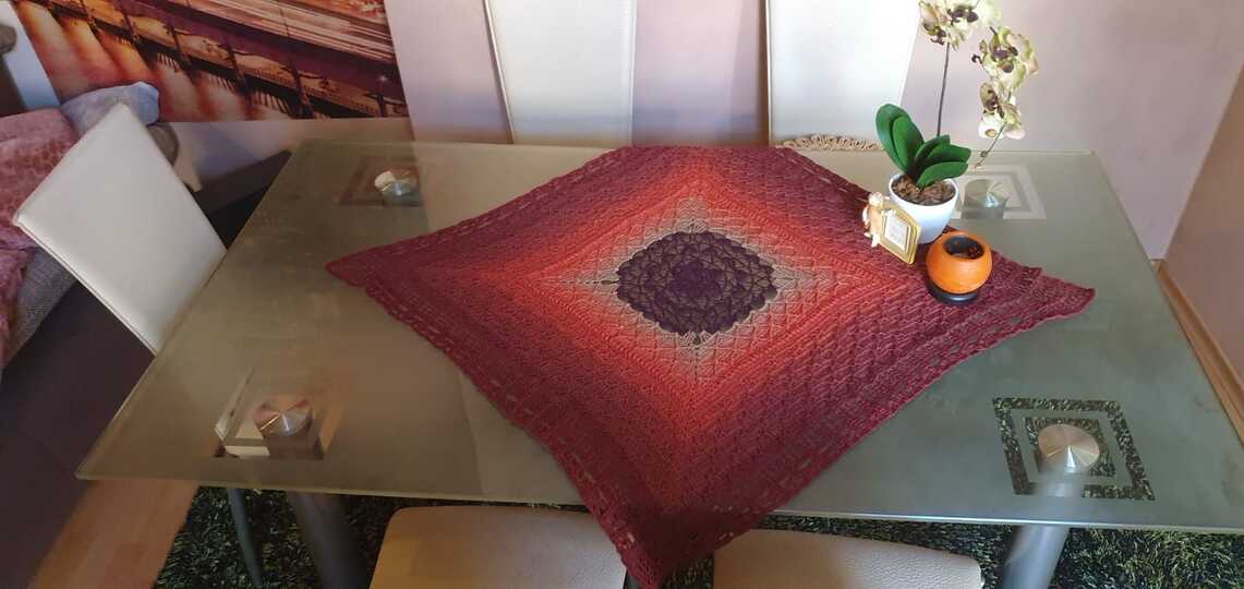 "Herzdame" - Häkelanleitung für eine romantische Tischdecke