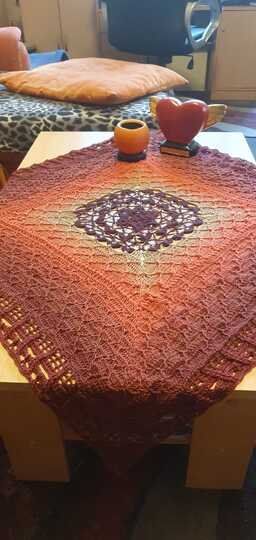 "Herzdame" - Häkelanleitung für eine romantische Tischdecke