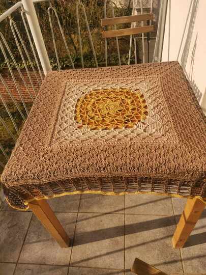 "Herzdame" - Häkelanleitung für eine romantische Tischdecke