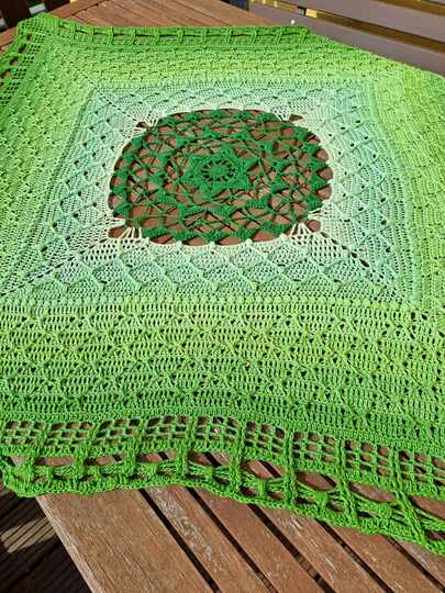 "Herzdame" - Häkelanleitung für eine romantische Tischdecke