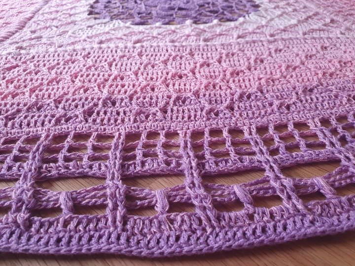 "Herzdame" - Häkelanleitung für eine romantische Tischdecke