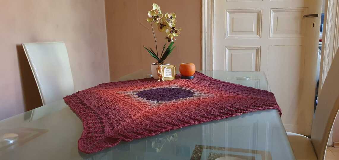 "Herzdame" - Häkelanleitung für eine romantische Tischdecke