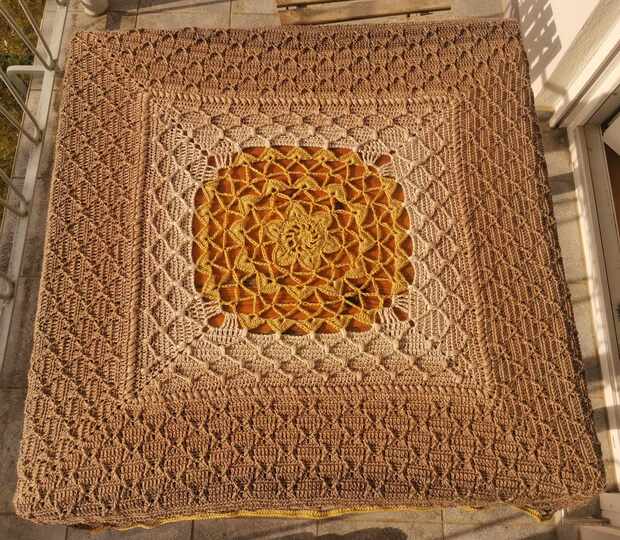 "Herzdame" - Häkelanleitung für eine romantische Tischdecke