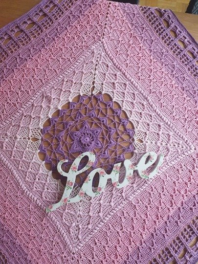 "Herzdame" - Häkelanleitung für eine romantische Tischdecke