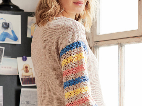Beiger Pulli mit gehäkelten Ärmeln in Blau, Beige, Lachs und Gelb