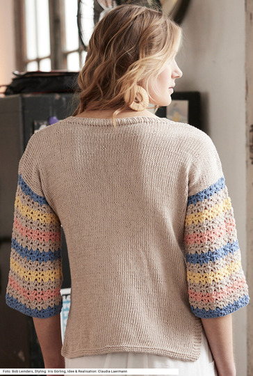 Beiger Pulli mit gehäkelten Ärmeln in Blau, Beige, Lachs und Gelb