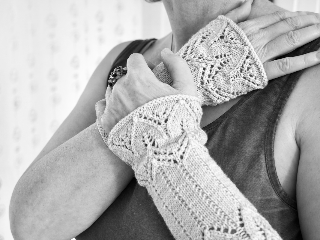 Wrist Warmers "Tulips", knitting pattern, size S - L - Image 7
