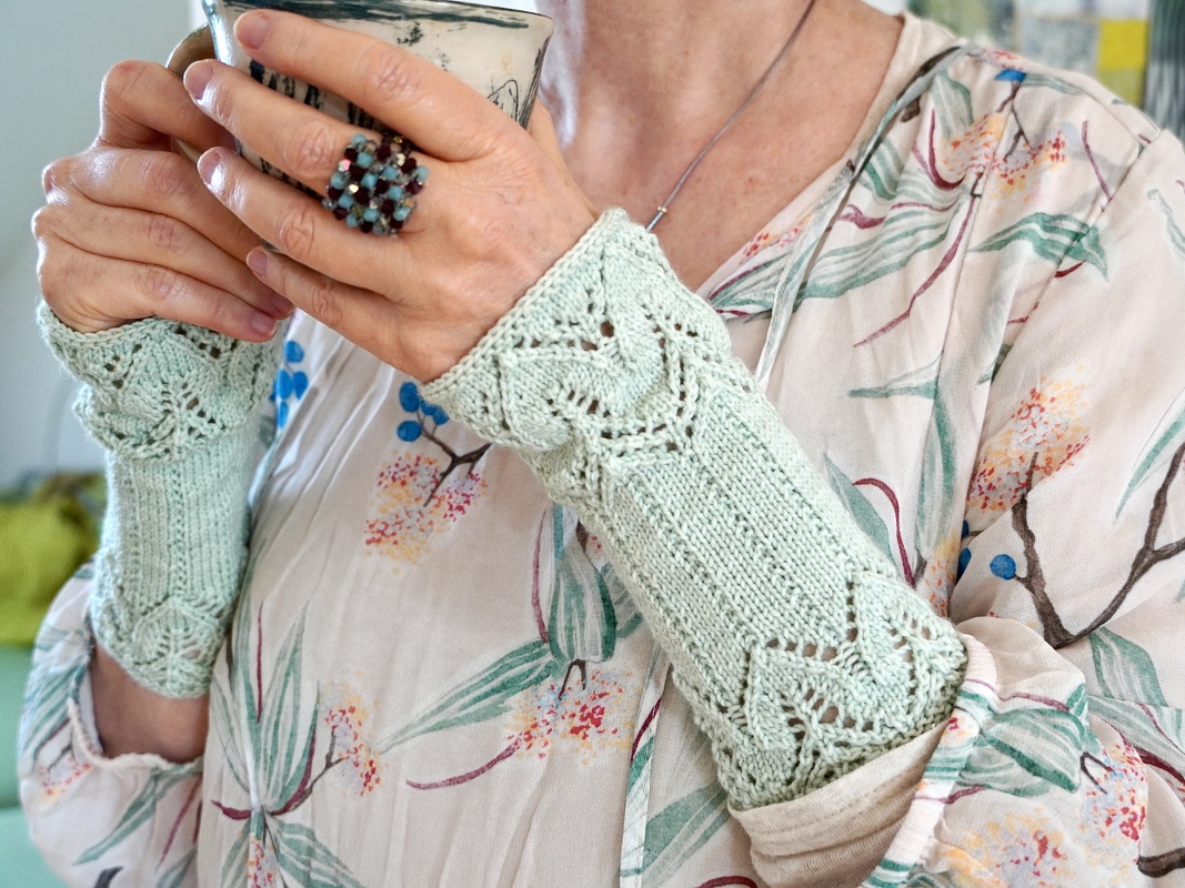 Wrist Warmers "Tulips", knitting pattern, size S - L - Image 8