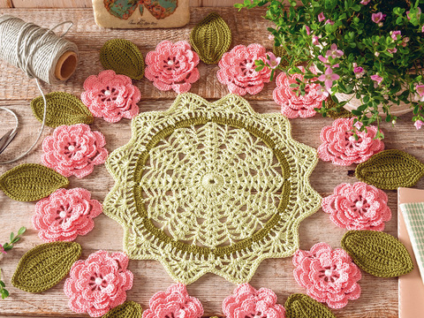 Gehäkeltes Blumendeckchen in Rosa-Oliv-Grün mit 3D-Effekt