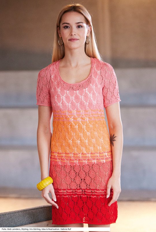 Kleid mit Ajourmuster in Lachs, Rot, Malve und Orange - Bild 2
