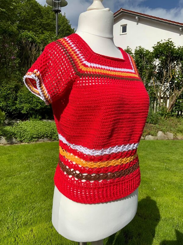 Rotes gehäkeltes Damenshirt mit quadratischem Ausschnitt und farbigen Blockstreifen auf Schneiderpuppe