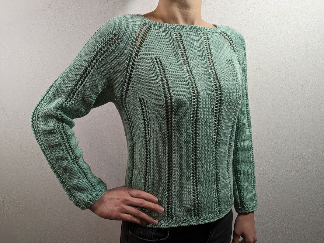 Damenpullover in Mint mit vertikalen Lochstreifen und Raglanärmeln