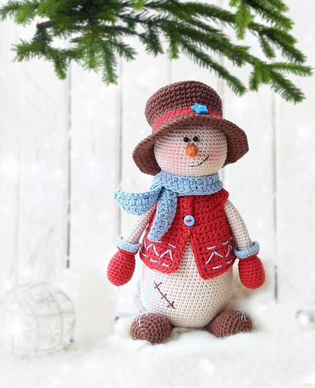 Häkelanleitung Amigurumi Kevin, der Schneemann und sein Weihnachtsbaum