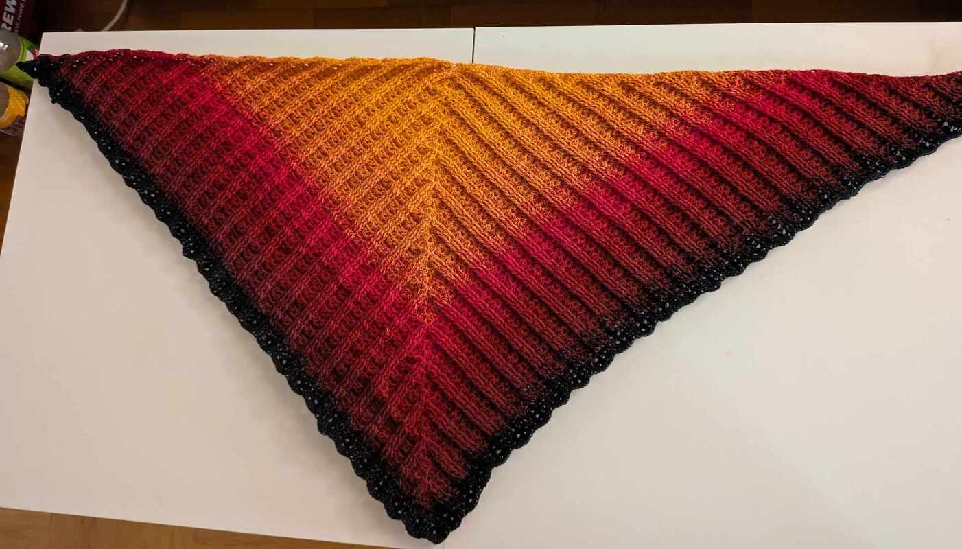 Handgehäkeltes Dreieckstuch mit diagonalen Rippen in Orange, Rot und Schwarz