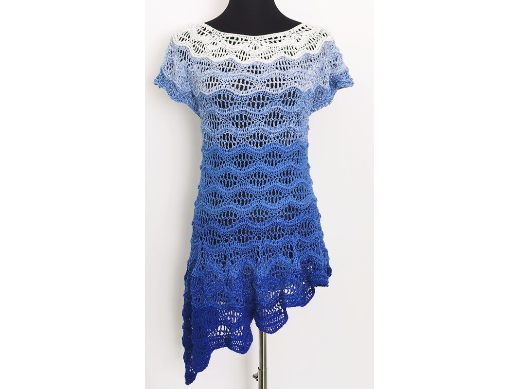 Gehäkeltes Damen‑Shirt mit Weiß‑bis‑Blauem Ombre und Wellenmuster auf schwarzer Schaufensterpuppe
