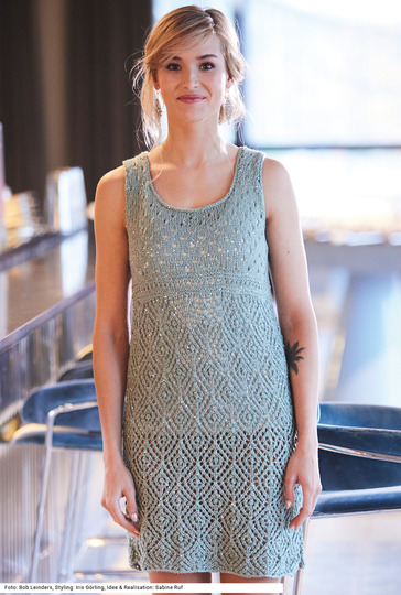 Kleid mit Ajour- und Lochmustern in Salbeigrün