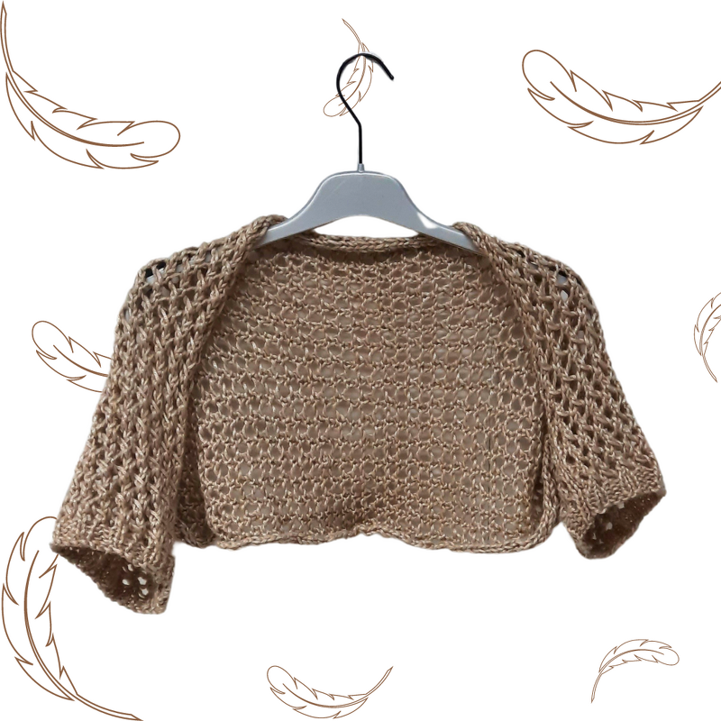 Beiger, offen gestrickter Damen-Bolero auf einem Kleiderbügel