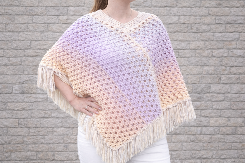 Häkelanleitung für einen luftigen Sommer-Poncho mit Fransen (Gr. XS - XXL)