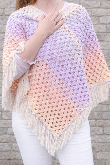 Crochet pattern for an airy summer poncho with fringes (size XS-XXL)