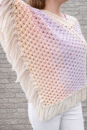 Crochet pattern for an airy summer poncho with fringes (size XS-XXL)