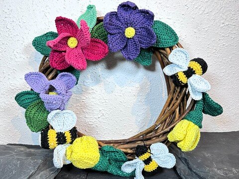 Häkelanleitung für einen Blumenkranz mit Bienen