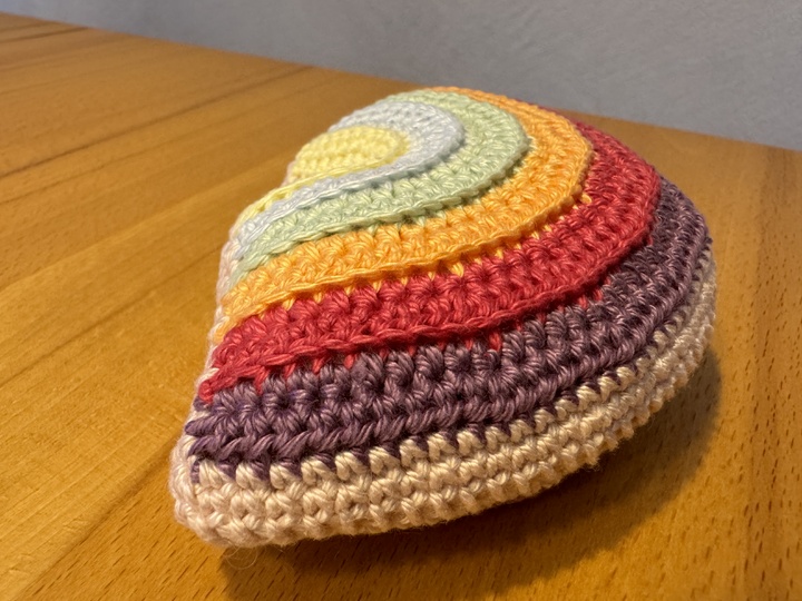 Gehäkelter Regenbogen als Motorik- & Lernspielzeug oder Deko