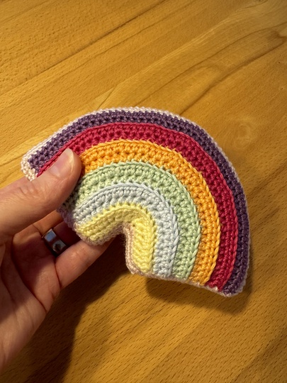 Gehäkelter Regenbogen als Motorik- & Lernspielzeug oder Deko