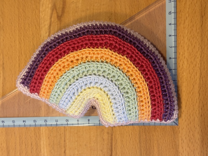 Gehäkelter Regenbogen als Motorik- & Lernspielzeug oder Deko