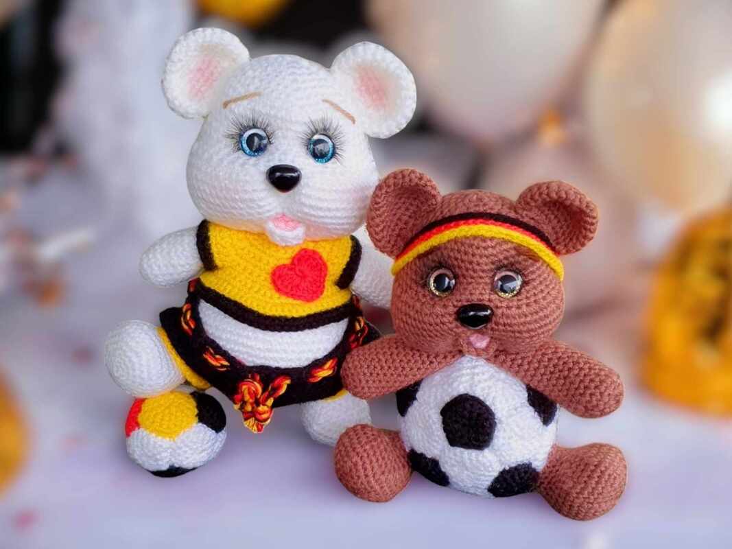 Crochet pattern football bears Bärly and Bella