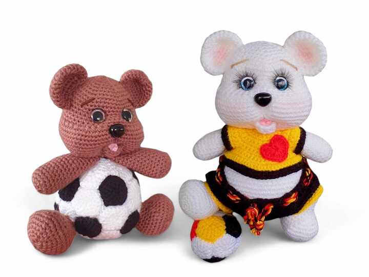 Crochet pattern football bears Bärly and Bella