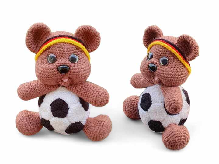 Crochet pattern football bears Bärly and Bella
