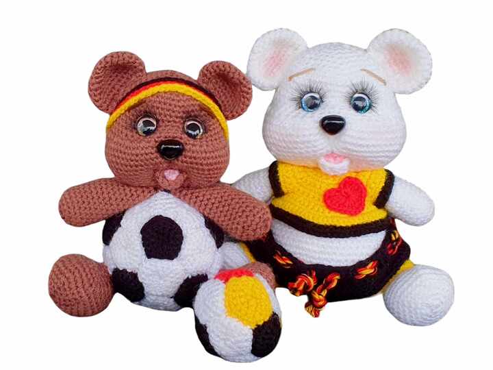 Crochet pattern football bears Bärly and Bella
