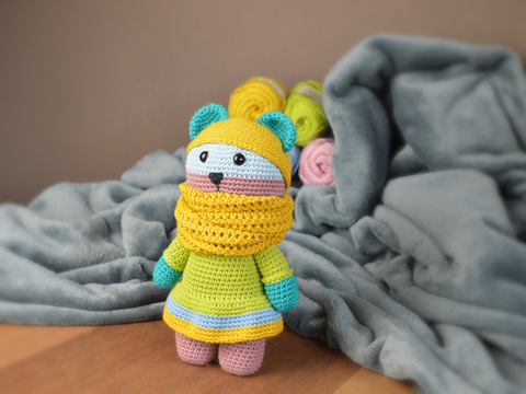 Buntes Fantasiewesen Mupsel, Amigurumi Pastellfarben, Mit Mütze und Rock