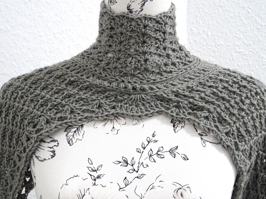 Gehäkelter grauer Bolero mit hohem Stehkragen auf Schneiderpuppe