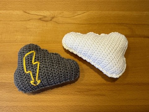 Gehäkelte Wolken als Lernspielzeug oder Dekoration