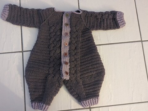 Strampler Anouk mit Zopfmuster