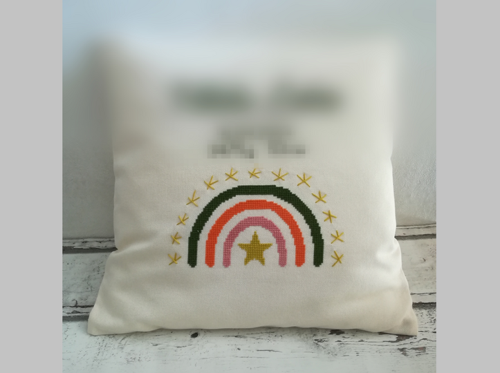 Kreuzstichvorlage zur Geburt mit Regenbogen und Spruch "Sei wild, frei .."