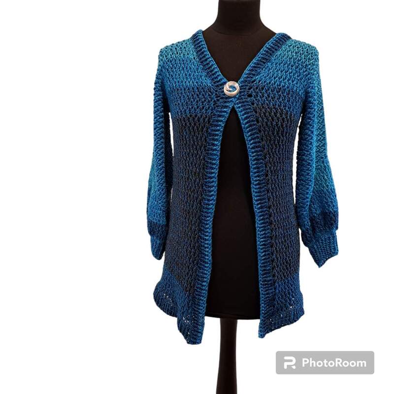 Gehäkelter Damen-Cardigan in Blautönen auf Schaufensterpuppe