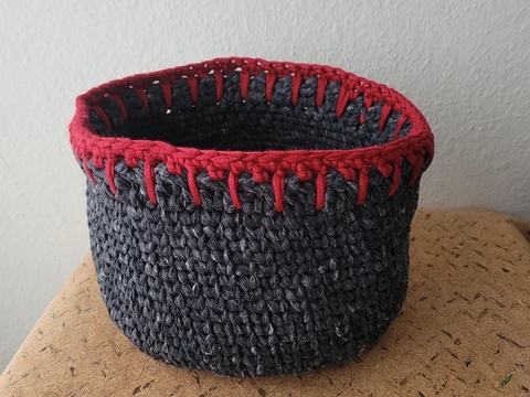 Kleiner Korb mit Holzboden