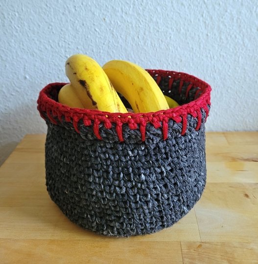 Kleiner Korb mit Holzboden